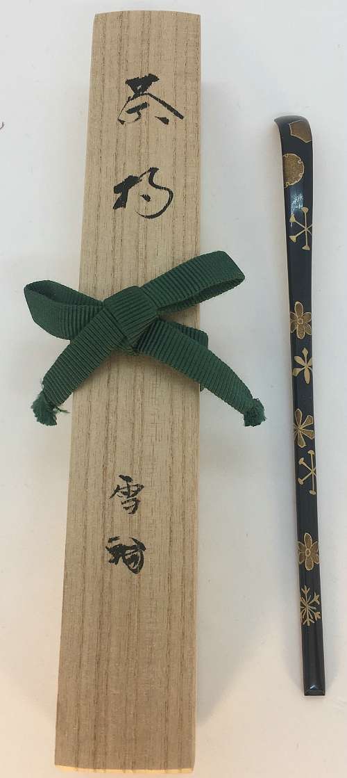 Wajima-nuri Tea Scoop With Yukiwa Makie - Japanese Tea Mart Rikyu